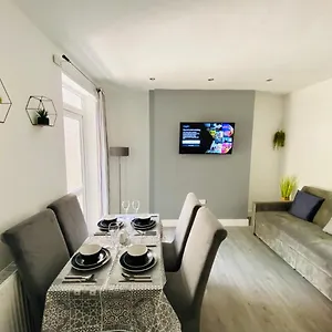  Holiday home Emerald Living, 4 Bedrooms In The Heart Of Swansea, Close To Beaches!